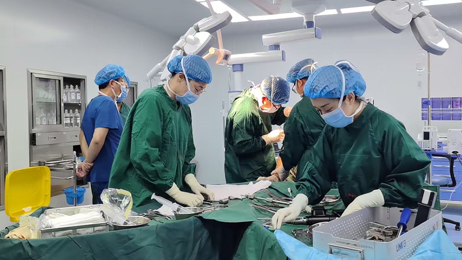 丹东老安东中医院膝关节置换案例，双侧膝关节炎分期手术康复纪实